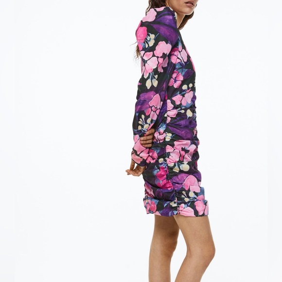 H&M gathered puff-sleeve short fitted dress. - Picture 4 of 4